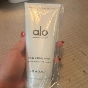 Full Size Mega C Body Wash- New-